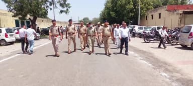 हापुड़: गढ़ रोड स्थित नवीन मंडी में पोलिंग पार्टी प्रस्थान स्थल का हापुड़ SP व CDO ने किया निरीक्षण, संबंधित को दिए निर्देश