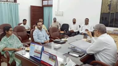 लोहरदगा: सिविल कोर्ट स्थित कार्यालय में PDJ राजेंद्र बहादुर पाल ने आगामी राष्ट्रीय लोक अदालत के सफल आयोजन हेतु की बैठक