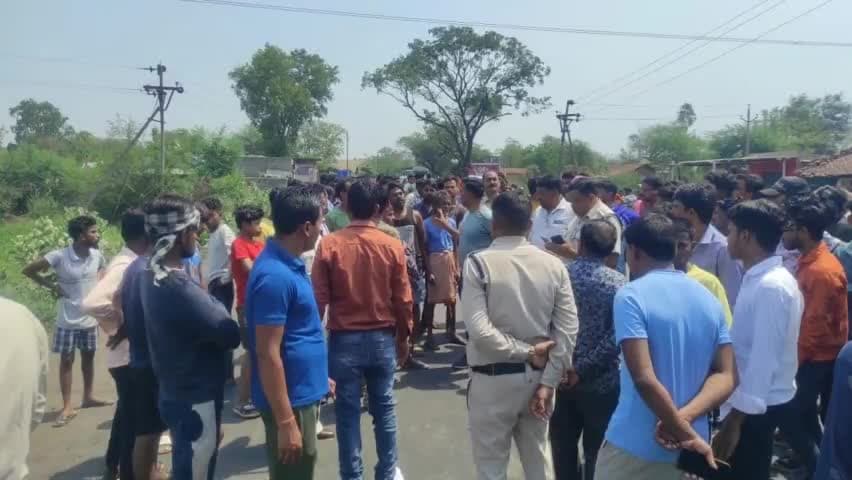 सीपत: मटियारी में हाइवा की टक्कर से 6 वर्षीय मासूम की मौके पर हुई मौत, आक्रोशित ग्रामीणों ने किया चक्काजाम