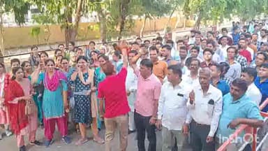 धौलपुर: धौलपुर कलेक्ट्रेट पर शिक्षकों ने किया विरोध प्रदर्शन