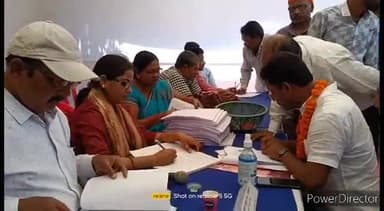 कहरा: विकास भवन स्थित नामांकन केंद्र पर उपमेयर प्रत्याशी के रूप में बबलू यादव ने नामांकन पर्चा किया दाखिल,समर्थकों की जूटी भीड