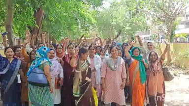 धौलपुर: कलेक्ट्रेट के बाहर एलएचबी और एएनएम संघ का धरना जारी, नर्सिंग एसोसिएशन  ने दिया समर्थन