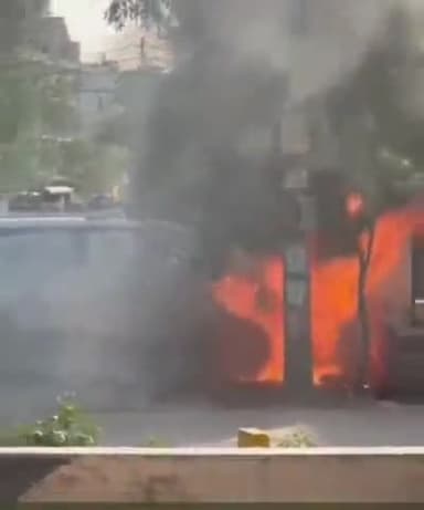 गाज़ियाबाद: साहिबाबाद क्षेत्र स्थित श्याम पार्क एक्सटेंशन में घर के बाहर खड़ी कार में अचानक लगी भीषण आग