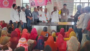 चित्तौड़गढ़: राज्यमंत्री सुरेंद्र सिंह जाड़ावत ने नारेला में महंगाई राहत कैंप का अवलोकन कर लाभार्थियों को सौंपे गारंटी कार्ड