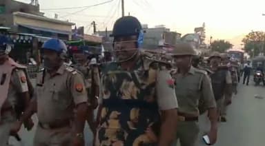 कलान: नगर पंचायत चुनाव को लेकर पुलिस ने नगर में निकाला फ्लैग मार्च, लोगों को शांति व सुरक्षा व्यवस्था का दिलाया एहसास