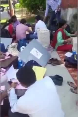 अनूपशहर: नगर के एलडीएवी इंटर कॉलेज से द्वितीय चरण के मतदान के लिए रवाना हुई पोलिंग पार्टियां, तैयारी हुईं पूर्ण