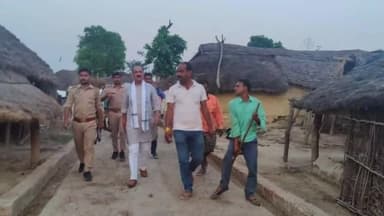 बलरामपुर: रौतार गांव में बीते दिनों हुए अग्निकांड की सूचना पर पहुंचे तुलसीपुर विधायक पीड़ितों का जाना हाल-चाल,की आर्थिक मद