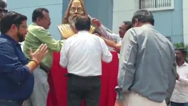 कोंडागांव: जिला अस्पताल परिसर में किया गया रविंद्र नाथ टैगोर के प्रतिमा का अनावरण