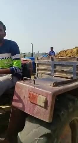 बलरामपुर समाचार बलरामपुर थाना कोतवाली देहात के अंतर्गत कोयलिया सहित कई ग्राम विकासखंड बलरामपुर पूर्व में धड़ल्ले से दौड़ रही अवैध मिट्टी खनन की ट्राली या नहीं किसी का कोई भय कौन करे कारवाही खनन विभाग चला रहा ढुलमुल रवैया एसबी शुक्ला क्रांति