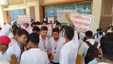 बेतिया: विभिन्न मांगों को लेकर जीएमसीएच के ओपीडी विभाग के समक्ष हड़ताल पर बैठे पैरामेडिकल के छात्र