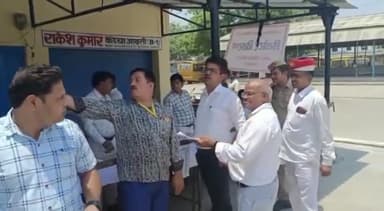 कन्नौज: जिले में नगर निकाय मतदान को लेकर पोलिंग पार्टियां हो रहीं रवाना, मंडी समिति से तस्वीरें आई सामने