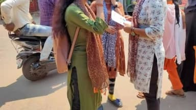 बलरामपुर: महिलाओं व बालिकाओं को जागरुक करने हेतु जिले के समस्त थानों की एंटीरोमियो टीम ने सार्वजनिक स्थानों पर चलाया जागरूकता अभि०