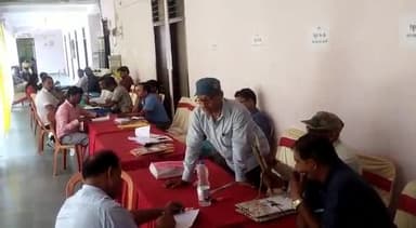 राजगीर: पुख्ता सुरक्षा व्यवस्था के बीच बुधवार को भी नगर परिषद चुनाव के लिए अनुमंडल कार्यालय में नामांकन की प्रक्रिया हुई शुरू
