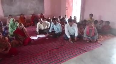 करपी: उत्क्रमित मध्य विद्यालय निरखपुर में बच्चों के नामांकन के लिए शिक्षक -अभिभावक वैठक का हुआ आयोजन।