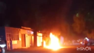 एटा: एसएसपी कार्यालय के सामने अज्ञात कारणों से इलेक्ट्रिक स्कूटी में लगी भीषण आग, धूं-धूं कर जली इलेक्ट्रिक स्कूटी