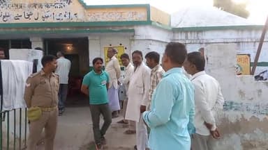 कन्नौज: शेखाना स्थित प्राथमिक विद्यालय में दूसरे चरण के लिए वोट डालने के लिए लाइन में खड़े वोटर, दिखा उत्साह