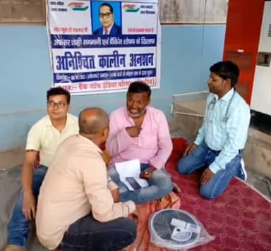 हरलाखी: बिशौल बैंक ऑफ इंडिया शाखा पर अनशन पर बैठे सामाजिक कार्यकर्ता मोहन राम की हुई मेडिकल जांच, वजन में आई कमी