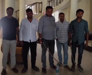 राजगीर: झारखंड से पार्टी करके लौट रहे कार सवार 5 को विदेशी शराब के साथ राजगीर-गिरियक मुख्य सड़क मार्ग पर पुलिस ने किया गिरफ्तार