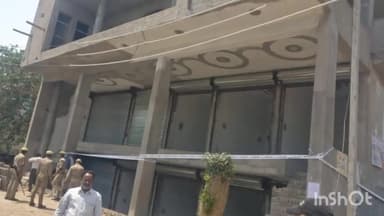 आगरा: आगरा विकास प्राधिकरण ने ताजगंज वार्ड स्थित बमरौली कटारा में दो भूखण्डों पर की सीलिंग की कार्यवाही,मौजूद रहा पुलिस फ़ोर्स।