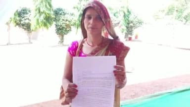 पन्ना: सगरा मुड़वारी में बिना बताए हितग्राही की गाड़ी उठा ले गए आजीविका मिशन के कर्मचारी, कलेक्ट्रेट में सौंपा गया ज्ञापन