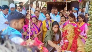 ବରପାଲି: ସ୍ଥାନୀୟ ଜଗନ୍ନାଥ ନଗରରେ ସତ୍ୟସାଇ ପାଦ ରଥକୁ ପୂଜାର୍ଚ୍ଚନା କଲେ ମନ୍ତ୍ରୀ ରୀତା ସାହୁ