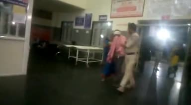 बैतूल नगर: मलमझिरी में हुए विवाद के चलते एक युवक के साथ कुछ लोगों ने की मार पिटाई आई चोट जिला अस्पताल  किया भर्ती