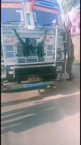 बेगूसराय: एसएस 55 पर मुख्यालय डीएसपी आवास के समीप ट्रक की चपेट में आने से होमगार्ड जवान हुआ घायल सदर अस्पताल में कराया गया भर्ती