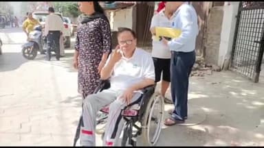 गाज़ियाबाद: वैशाली में स्थानीय निकाय चुनाव में बुजुर्ग ने व्हीलचेयर पर पहुंचकर किया मतदान