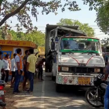 सोनपुर: शिकारपुर के विश्वकर्मा मंदिर के पास गैस सिलेंडर लदे पिकअप व हाइवा के बीच हुई टक्कर, वाहन चालक हुआ घायल