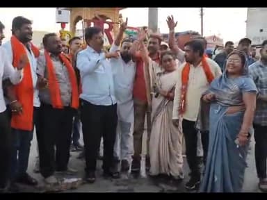 बेमेतरा: घड़ी चौक में शराब घोटाले के विरोध में भाजपाइयों ने आबकारी मंत्री कवासी लखमा का पुतला फूंका