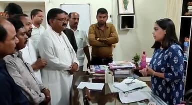 *साहू समाज ने न्याय हेतु दिया ज्ञापन* 
स्वर्गीय भुनेश्वर साहू के हत्यारे को दंडित एवं परिवार को न्याय दिलाने के संबंध में आज तहसील साहू संघ बेमेतरा द्वारा राज्यपाल के नाम एस डी एम  को ज्ञापन सौंपा गया ।