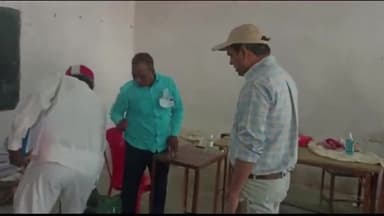 रॉबर्ट्सगंज: ज़िलाधिकारी व पुलिस अधीक्षक द्वारा राजा शारदा महेश इंटर कॉलेज में स्थापित मतदान बूथ का किया गया औचक निरीक्षण