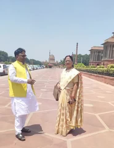 अभी नई दिल्ली में राष्ट्रपति भवन के निकट धर्मपत्नी श्रीमती फूलमती भारती जी के साथ भ्रमण।