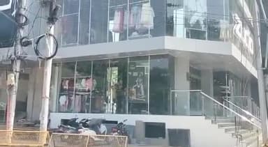 कानपुर: कम्पनी बाग में जिला प्रशासन के आदेश के बाद भी मतदान के दिन खोले गये कई प्रतिष्ठान