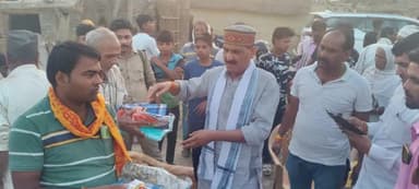 यूपी बलरामपुर तुलसीपुर विधायक कैलाश नाथ शुक्ला ने जंगल से सटे गांव बराहवा में अग्नि पीड़ितो में वितरण किया राहत सामग्री