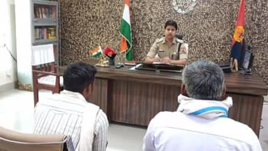 बलरामपुर: एसपी कार्यालय में शहरी व ग्रामीण क्षेत्रों से शिकायती प्रार्थना पत्र लेकर पहुंचे हुए शिकायतकर्ताओं की SP ने सुनी समस्याए