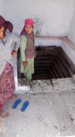 कैच दा रैन के तहत ग्राम पंचायत दुमट्ट बेहली स्वयं सहायता समूह नारदा शारदा की महिलाए बावड़ी की सफाई करते हुए