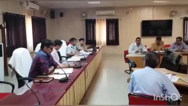 बलरामपुर: कलेक्ट्रेट सभागार में जिलाधिकारी ने की नगर निकाय चुनाव मतगणना तैयारी की समीक्षा बैठक