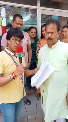 गाजियाबाद नगर निगम चुनाव के दौरान नन्दग्राम मे हंगामा ,150-200 लोगो का वोटर लिस्ट से कटा ,बीएलओ के पर्ची बनाने पर भी पीठ