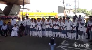 टूंडला: विश्व नर्सिंग डे पर टूंडला चौराहे पर मेडिकल की छात्राओं ने नुक्कड़ नाटक के जरिए लोगों को बीमारियों से बचाव की दी जानकारी