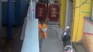 हज़ारीबाग: कृष्णापुरी के एक घर में हुई चोरी सीसीटीवी में कैद, भिखारी के भेष में महिला को अकेली देख घर में घुसा चोर