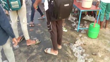 बलरामपुर समाचार सैयद गाजी बहराइच की दरगाह मेला में  जाने वाले जायरीन ओं के लिए ग्राम प्रधान सेखुई कला मोहम्मद शब्बीर ने किया जलपान की व्यवस्था बलरामपुर बहराइच मार्ग पर कराया गया व्यवस्था एसबी शुक्ला क्रांति