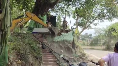 ऋषिकेश: खैरी कला ग्राम में सरकारी जमीन पर 60 सालों से अवैध बना था यह मजार वन विभाग की टीम ने जेसीबी चलाकर किया ध्वस्त