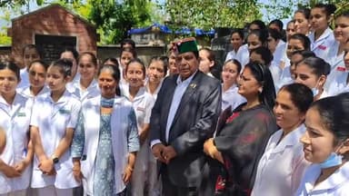 बिलासपुर सदर: नर्सिंग एसोसिएशन बिलासपुर ने बिलासपुर दौरे पर पहुंचे स्वास्थ्य मंत्री कर्नल धनीराम शांडिल को सौंपा ज्ञापन