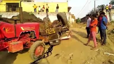 लोहरदगा: गुदरी बाजार स्थित ठकुराइन तालाब के सफाई कार्य में लगी ट्रेक्टर पलटी फंसे ट्रेक्टर चालक को निकाल हॉस्पिटल पहुंचाया गया