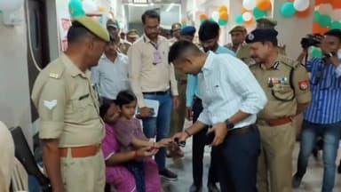 कानपुर: बूथ पर वोट डालने आई दादी के साथ मासूम ने हाथ में लगवाई स्याही अधिकारियों को पूछने पर बोला बड़ा होकर वोट जरूर डालूंगा