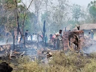 यूपी बलरामपुर के हरैया थाना क्षेत्र के जंगल से सटे गजडाहवा गांव में आग लगने से एक घर जलकर राख। आग के तांडव से दुल्हन का