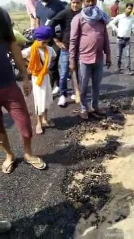 मोहम्मदी: सिमरा घाट गांव में पीडब्ल्यूडी द्वारा घटिया सामग्री से किया गया रोड निर्माण, ग्रामीणों ने किया विरोध