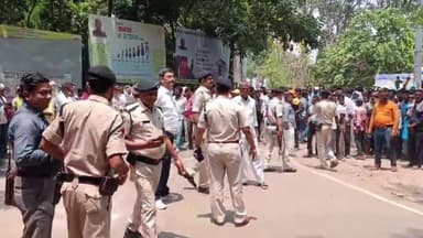 कहरा: विकास भवन में चल रहे नामांकन प्रक्रिया का सदर एसडीओ व एसडीपीओ ने लिया जायजा