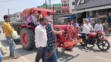 शाहबाद: बस स्टैंड शाहाबाद पर ट्रैक्टर ट्राली और बोलेरो में हुई भिड़ंत, बोलेरो में बैठी महिला ने बीच रोड पर जमकर किया हंगामा